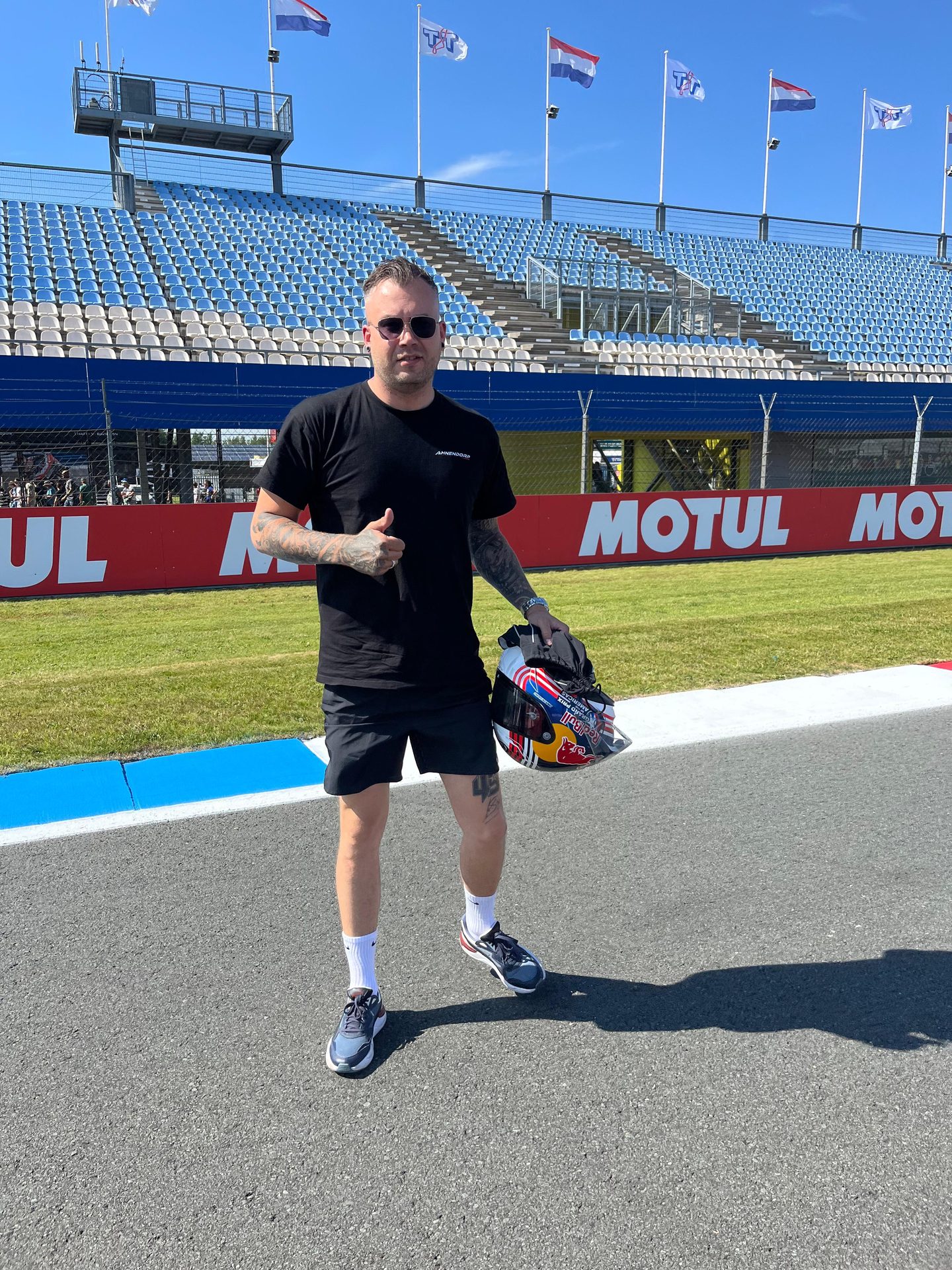 Mike van Wessel, oprichter van MCR Services, bij het circuit van Assen