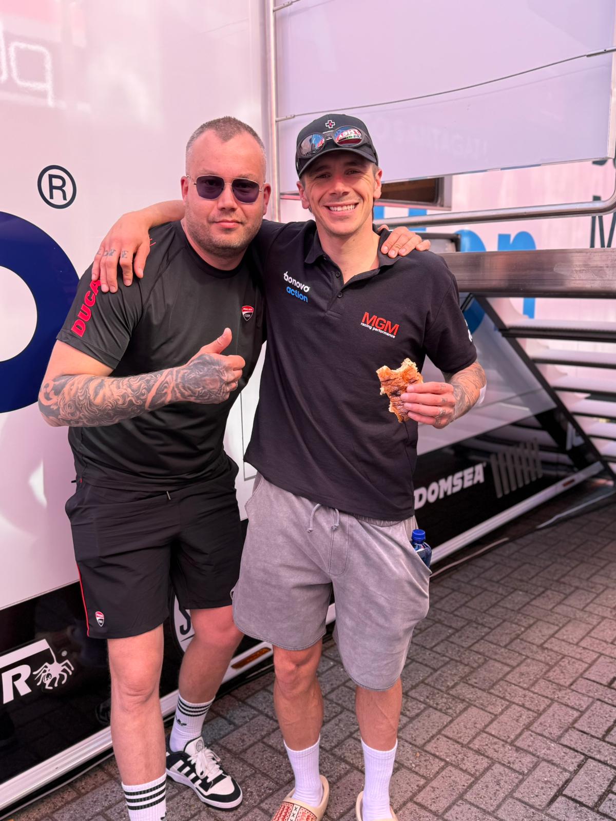 Mike van Wessel van MCR Services met racemotor en coureur