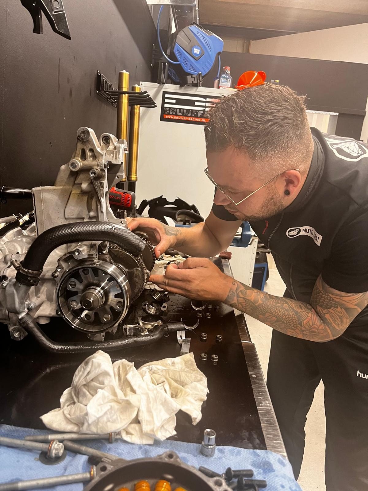 Mike van Wessel van MCR Services aan het werk aan een motorblok