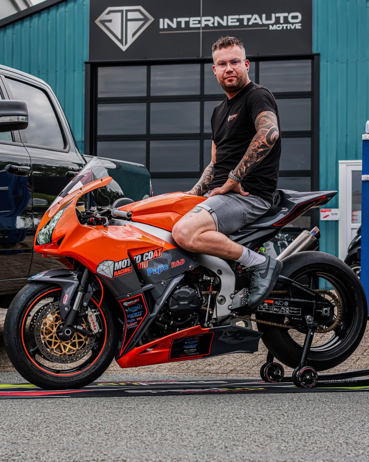 Mike van Wessel op de racemotor met Pajic R&D-livery