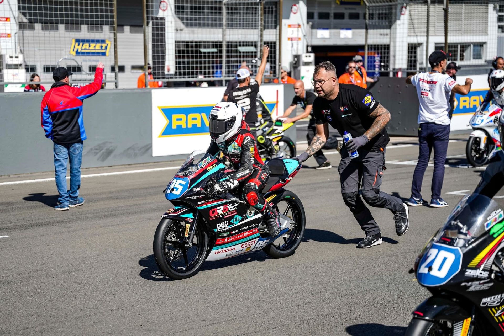 MCR Services trackside ondersteuning op de startgrid